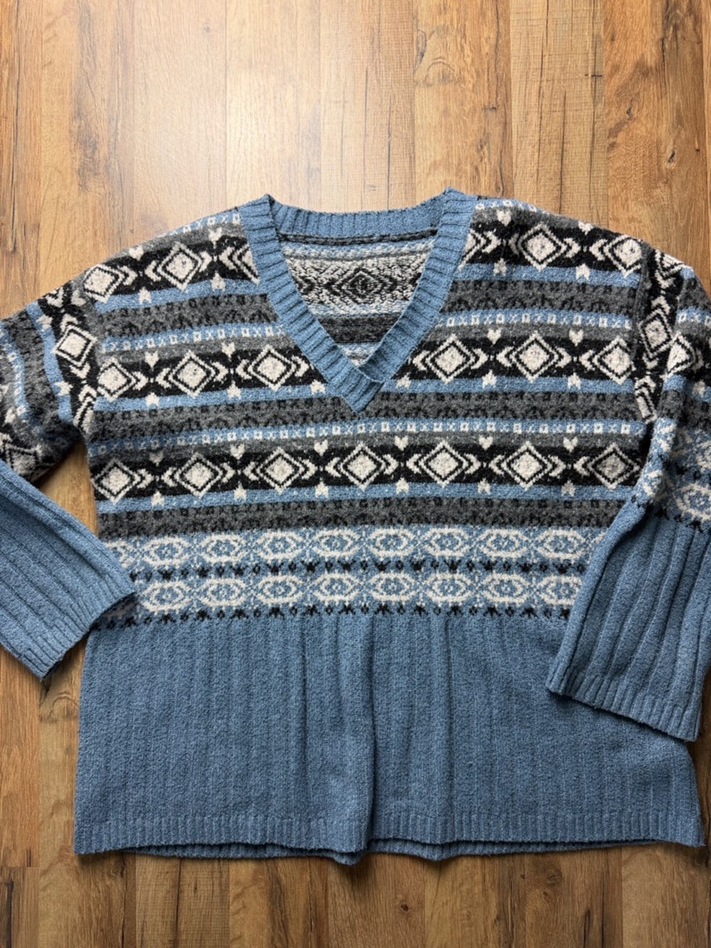 Women's ROMWE V-Neck Geo Pattern Drop Shoulder Sweater in Dusty Blue Size Medium